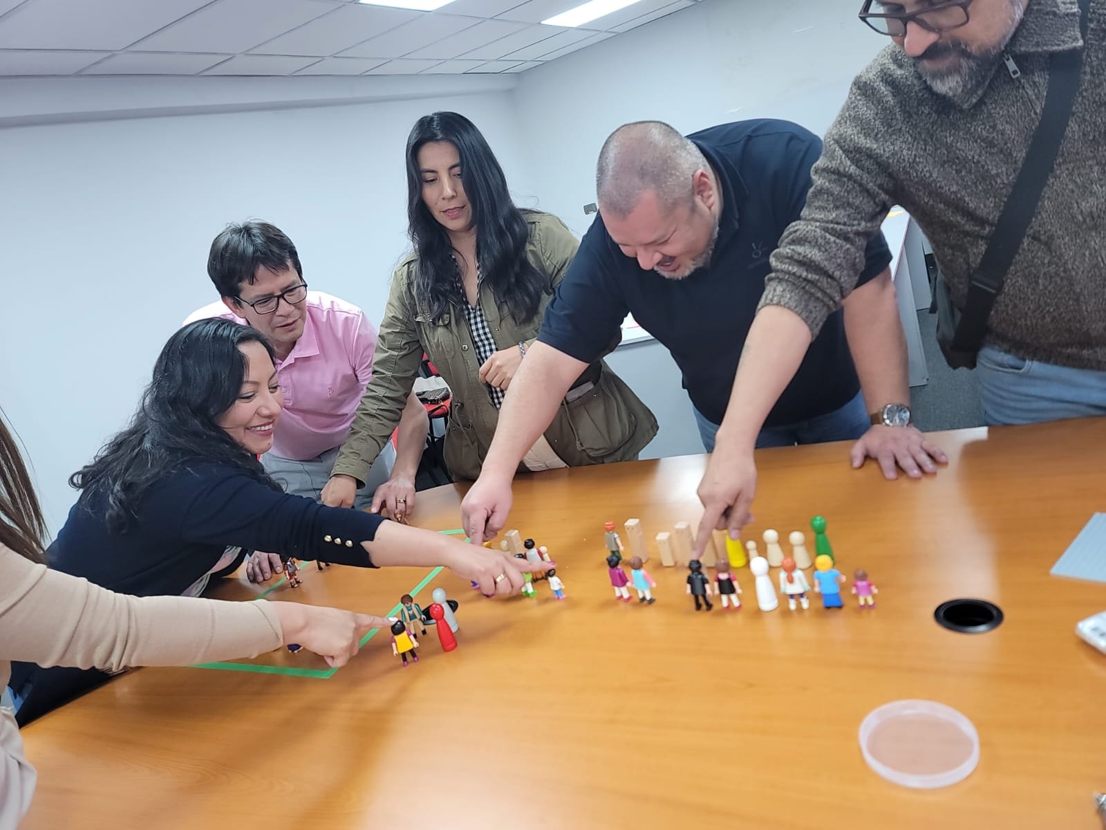 Equipo cocreando soluciones en un taller